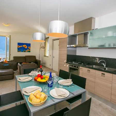 Colonno Sleeps 6 Pool Апартаменты